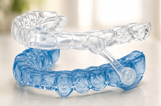 Transparente Zahn- und Aufbissschiene im Mund. @ 