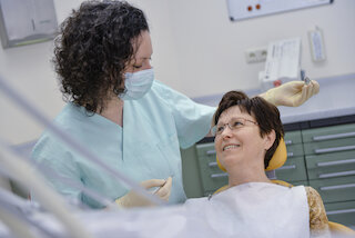 Zahnärztliche Behandlung einer Patientin in der Zahnarztpraxis. @ 
