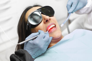 Zahnbehandlung via Laser, Patienten auf Stuhl @ 